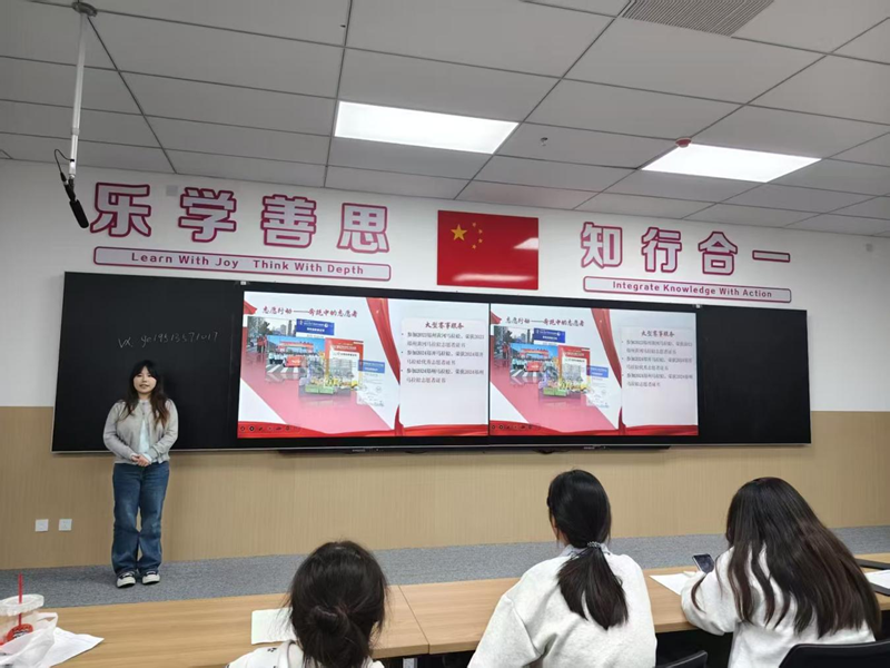 黄灿灿进行事迹分享(航空港校区)(1).png 黄灿灿进行事迹分享(航空港校区)(1).png