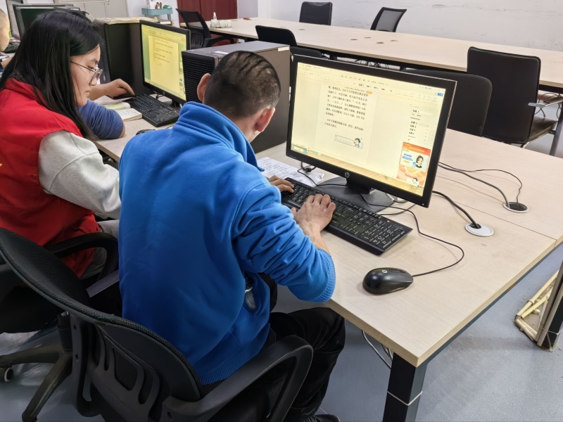 志愿者教孩子们操作电脑.jpg