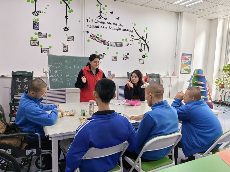志愿者教孩子们学古诗.jpg